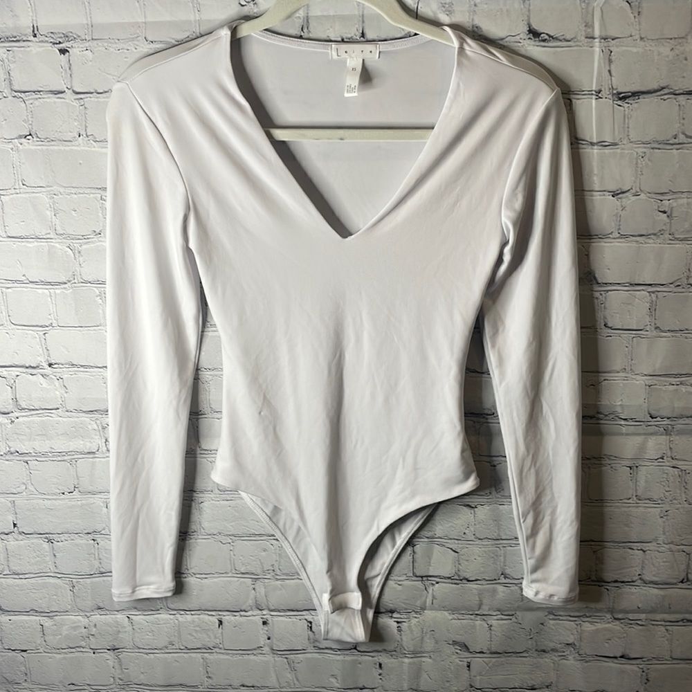 🤍 Leith White V-Neck Bodysuit - Size XS